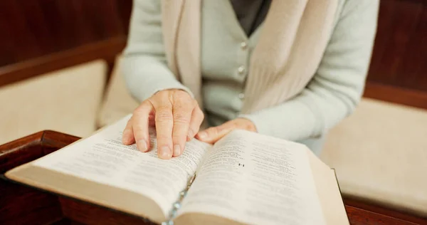 Studiowanie Biblia Lub Ręce Kobiety Kościele Gotowy Czci Boga Ducha — Zdjęcie stockowe