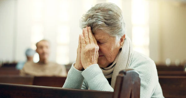 Adoração Oração Velha Mulher Igreja Para Deus Espírito Santo Religião — Fotografia de Stock