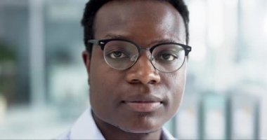 Yüz, gözlük ve iş dünyası için siyah adam vizyonu bir ofisteki optometri şirketinde çalışırken. Ciddi, Nijerya ve çalışan optik hizmet veya optometriste danışmaya hazır.