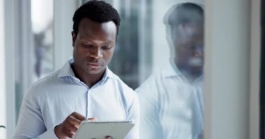 İş tableti, daktilo ve şirket stratejisi düşünen siyah adam, online kalkınma ya da proje fikirleri planlayan. Problem çözme çözümü, okuma ve Afrikalı kişi hedef kitle geribildirimini gözden geçiriyor.