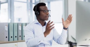 Siyahi adam, çağrı merkezi ve müşteri hizmetlerinde danışmanlık, destek ya da telefonda pazarlama. Afrikalı iş adamı, danışman veya temsilci internet üzerinden kulaklıkla konuşuyor veya iş yerinde yardım.