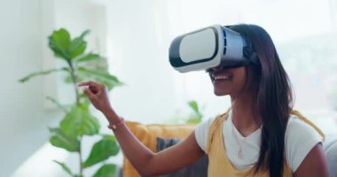 Sanal gerçeklik gözlükleri, kadın ve evde siber deneyim, kullanıcı arayüzü ya da video oyunu için mutlu. Gelecekteki yenilikler, evet teknoloji ve metaevrendeki simülasyon için kişi, video ve oyun salonunda.
