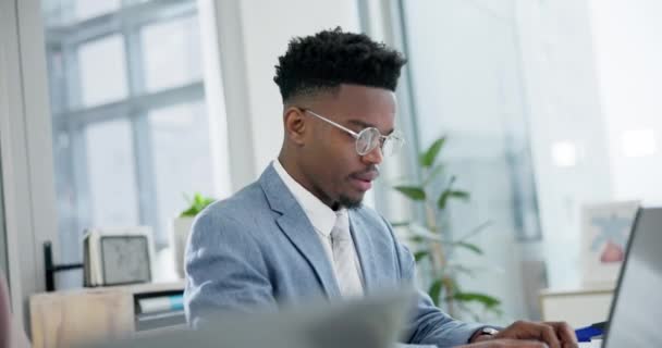 头疼和一个工作中的黑人商人在他的办公室的笔记本电脑上为一个项目的最后期限 抑郁或倦怠以及在工作场所寻求支持或同情的年轻雇员 — 图库视频影像