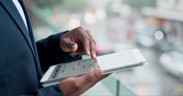 Tablet Varanda Mãos Pessoa Rolagem Busca Leitura Informações Administração Análise — Vídeo de Stock
