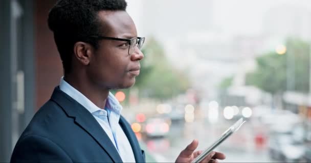 平板电脑 黑人男子和在阳台上思考商业信息 企业报告或在线洞察力 公司理念和非洲人规划项目开发 电子邮件或通信 — 图库视频影像