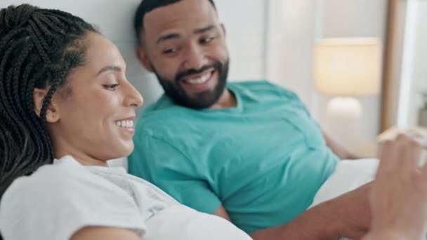 Pareja Tableta Sonrisa Para Las Compras Línea Dormitorio Descargar Multimedia — Vídeo de stock