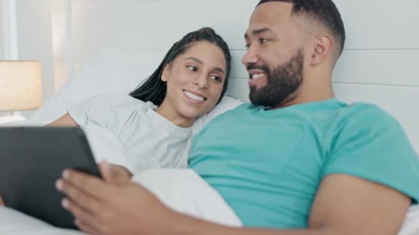 平板电脑和放松在床上为爱情 网上购物和流媒体多媒体 快乐的男人 在卧室里聊天 在社交媒体上使用数字技术 订阅和下载应用程序 — 图库视频影像