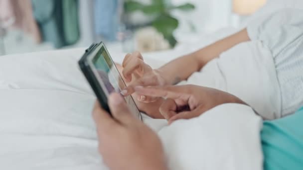 Paar Hände Und Entspannen Sie Mit Tablet Bett Für Online — Stockvideo