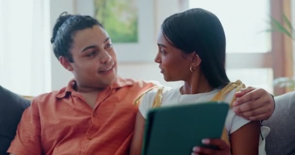 Couple Tablette Parler Sur Canapé Dans Salon Pour Les Achats — Video