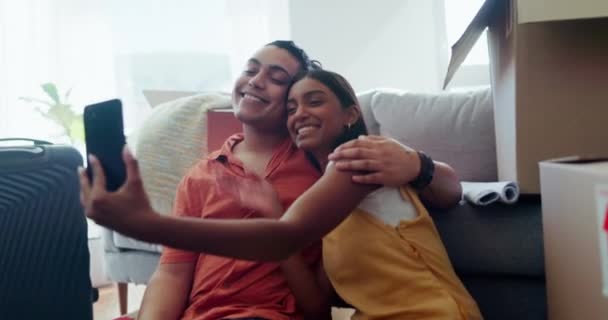 Kys Par Smil Selfie Nyt Hjem Flytter Sammen Ejendomsinvesteringer Glad – Stock-video