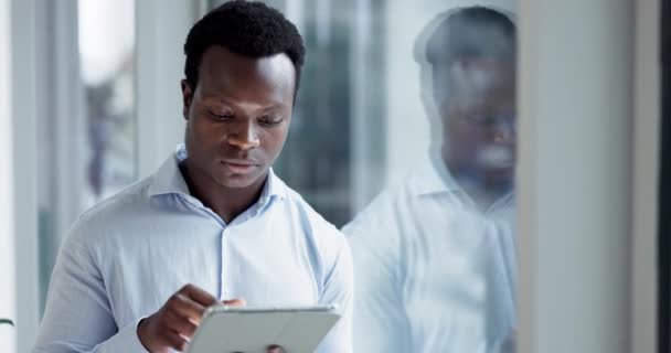 Бизнес Платформа Инсайдер Чернокожий Человек Думающий Стратегии Компании Планирующий Онлайн — стоковое видео