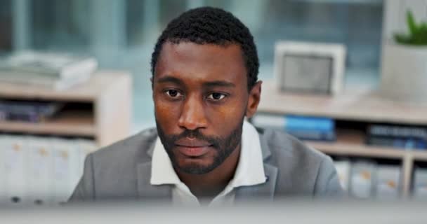 Estrés Dolor Cabeza Hombre Negro Oficina Con Dolor Cabeza Crisis — Vídeos de Stock