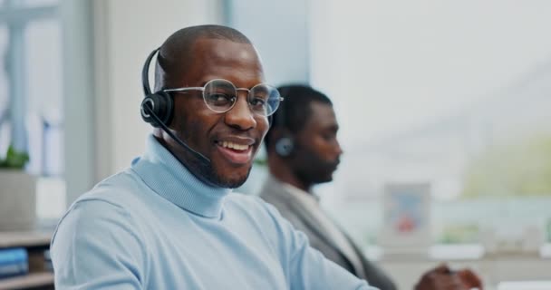 Call Center Escritório Cara Homem Negro Feliz Para Terceirização Telemarketing — Vídeo de Stock