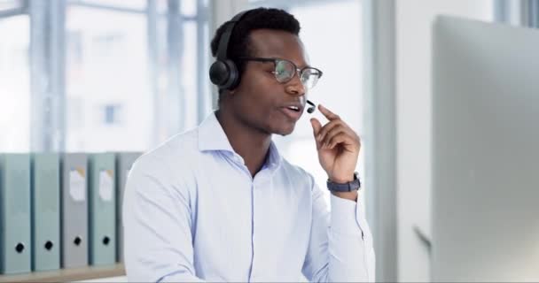 ブラックマン コールセンター カスタマーサービスのコンサルティング テレマーケティング オフィスでのサポート アフリカのビジネスマン コンサルタントまたはエージェント オンラインアドバイスや職場でのヘッドフォンで話す — ストック動画