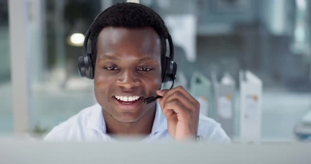 ハッピーブラックマン コールセンター カスタマーサービス テレマーケティング オフィスのサポートでヘッドフォンとコンサルティング アフリカのビジネスマンまたはコンサルタントエージェントが職場でのオンラインアドバイス — ストック動画