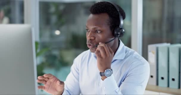 ブラックマン コールセンター コンサルティングNカスタマーサービス テレマーケティング オフィスでのサポート アフリカのビジネスマンまたはコンサルタントエージェント オンラインアドバイスでヘッドフォンで話す ヘルプまたは職場に連絡する — ストック動画