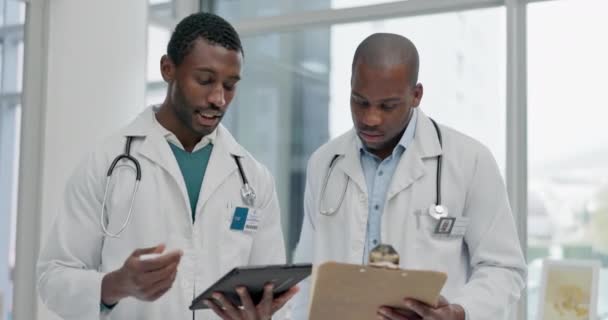 平板电脑和医疗保健讨论医院时间表 研究或信息技术 非洲工作人员 团队合作或咨询 为因特网结果提供咨询 意见或剪贴板 — 图库视频影像
