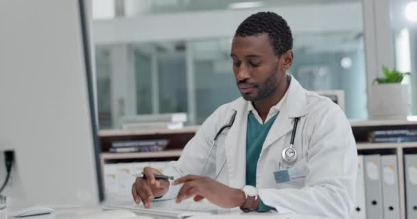 Docteur Homme Dactylographie Pour Recherche Médicale Bureau Hôpital Clinique Santé — Video