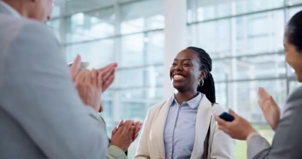 Empresários Entusiasmados Aplausos Celebração Grupo Com Parabéns Mulher Negra Metas — Vídeo de Stock