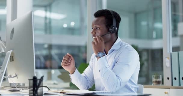 ブラックマン コールセンター 顧客サービス テレマーケティング オフィスでのコンピュータのコンサルティング アフリカのビジネスマンまたはコンサルタントエージェントは 職場でのオンラインアドバイスでヘッドフォンで話します — ストック動画