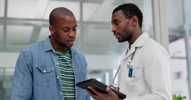 Sağlık Sigortası Tablet Siyah Adam Hastanede Doktora Danışmanlık Yapıyor Sonuçlar — Stok video