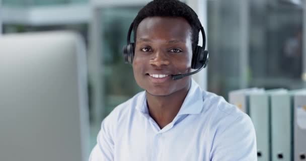 ハッピーブラックマン コールセンター 顧客サービスの笑顔 テレマーケティング オフィスでのサポート 職場でのオンラインアドバイスでヘッドフォン付きアフリカのビジネスマンまたはコンサルタントエージェントの顔写真 — ストック動画