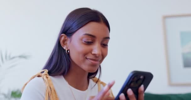 Inicio Sonrisa Mujer Con Smartphone Mecanografía Conexión Para Redes Sociales — Vídeos de Stock