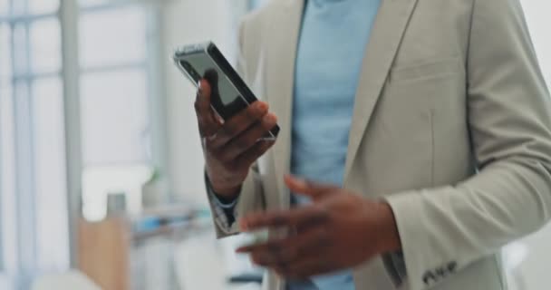 Llamada Telefónica Hola Negocios Con Hombre Negro Oficina Para Comunicación — Vídeos de Stock
