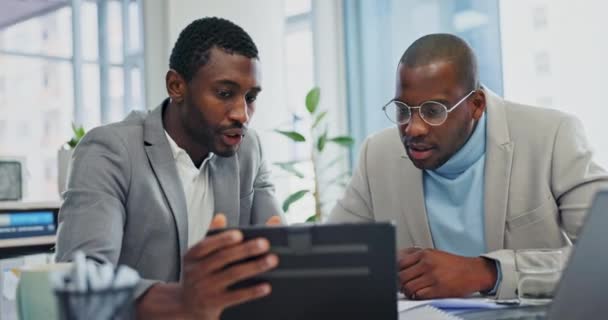 Business Office Teamwork Zwarte Mensen Lezen Tablet Gegevens Investering Info — Stockvideo