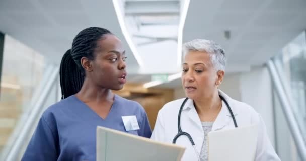 Doctorenteam Folder Verpleegkundige Aan Het Praten Lopen Communiceren Ziekenhuislobby Documenten — Stockvideo