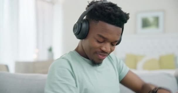 Homme Noir Écouteurs Danse Sur Musique Détendez Vous Maison Avec — Video