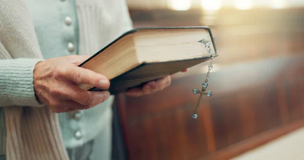 Camminare Bibbia Mani Donna Chiesa Pronta Adorare Dio Spirito Santo — Foto Stock
