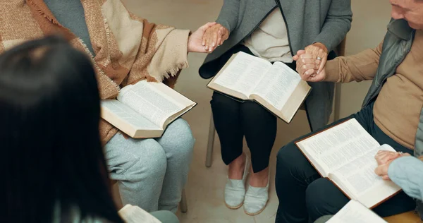 Modlitwa Zbliżenie Trzymanie Się Ręce Ludźmi Studiach Biblijnych Dla Wsparcia — Zdjęcie stockowe