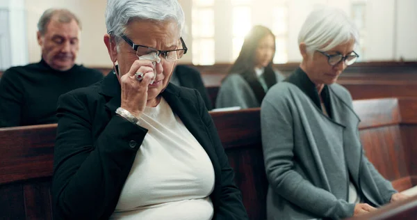 Θλιβερή Νεκρική Ηλικιωμένη Γυναίκα Που Κλαίει Στην Εκκλησία Για Θεό — Φωτογραφία Αρχείου