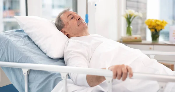 Muž Rakovina Pacient Nemocničním Lůžku Přemýšlet Zdravotní Péči Wellness Léčení — Stock fotografie