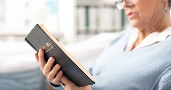 医疗保健 一位老妇人在看病的时候给病人读圣经 还有一对夫妇在医院里 因信仰上帝而在诊所与年迈的妻子和丈夫在医疗 退休或宗教方面 — 图库照片