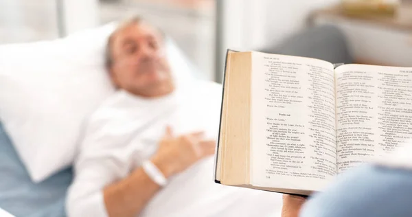 Orvosi Egy Olvassa Bibliát Férjének Egy Látogatás Alatt Egy Pár — Stock Fotó