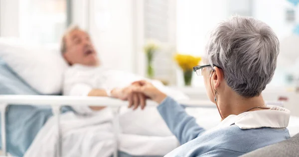Nemocniční Lůžko Starší Pár Drží Ruce Empatie Chat Podporu Zotavení — Stock fotografie