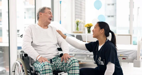 Senior Szczęśliwy Człowiek Komunikacja Lub Pielęgniarka Rozmowy Czat Konsultacje Temat — Zdjęcie stockowe