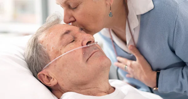 Drip Nemocniční Postel Starší Muž Spí Ventilací Dýchací Trubicí Klinice — Stock fotografie