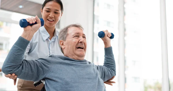 Physikalische Therapie Seniorpatient Mit Kurzhanteln Und Chiropraktiker Mit Gewichtheben Überwachen — Stockfoto