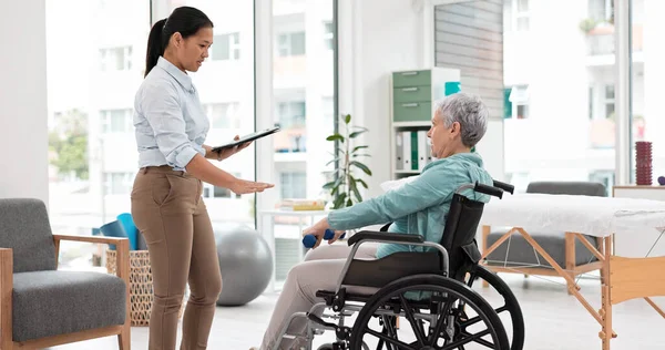 Mulher Com Deficiência Fisioterapia Reabilitação Halteres Avaliação Saúde Teste Checklist — Fotografia de Stock