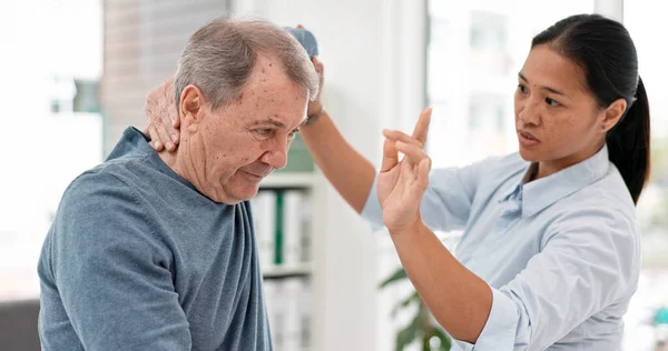 Homem Paciente Fisioterapeuta Alongamento Braço Músculos Cuidados Saúde Reabilitação Consultoria — Fotografia de Stock