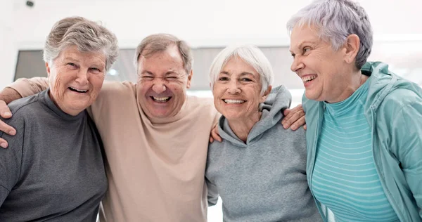 Ηλικιωμένοι Φίλοι Selfie Και Χαμόγελο Ομάδα Άσκησης Αγκαλιά Φροντίδα Και — Φωτογραφία Αρχείου