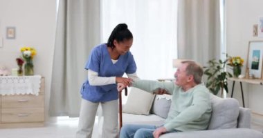Yaşlı bir adam, huzurevinde yürüyen ya da hemşirelik yapan sağlık, denge ya da destek için emekliliğe ayrılan birine yardım ediyor. Güven, baston ya da bakıcı yaşlı bir hastayı fizik tedavi rehabilitasyonunda tutuyor..