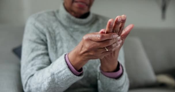Starsza Kobieta Ręce Artretyzm Zbliżeniu Masaż Fizykoterapia Urazów Domu Opieki — Wideo stockowe