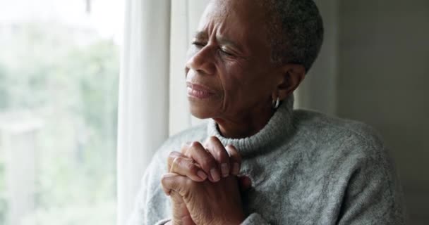 ホーム 思考と退職した老婦人 窓と心の健康と悲しみ 不安と記憶 後悔するシニア ノスタルジア 孤独を感じ 希望と信仰で祈る — ストック動画