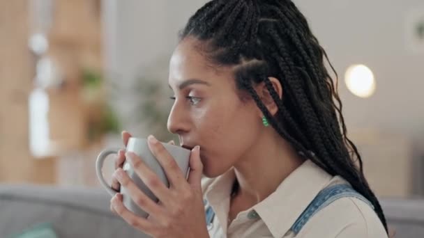 早上在家里的客厅里喝咖啡和女人在沙发上休息一下 休息厅和非洲裔人 有浓缩咖啡 在家里沙发上享受饮料的味道 — 图库视频影像