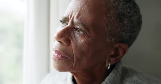 Ventana Pensamiento Anciana Con Depresión Salud Mental Triste Con Ansiedad — Vídeos de Stock