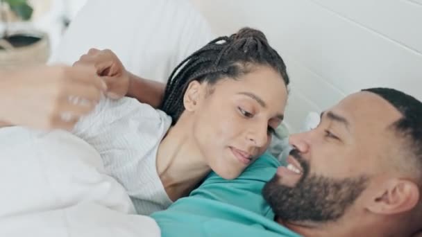 Szczęśliwa Gadająca Para Przytulaniem Łóżku Dla Wygody Więzi Lub Przytulania — Wideo stockowe